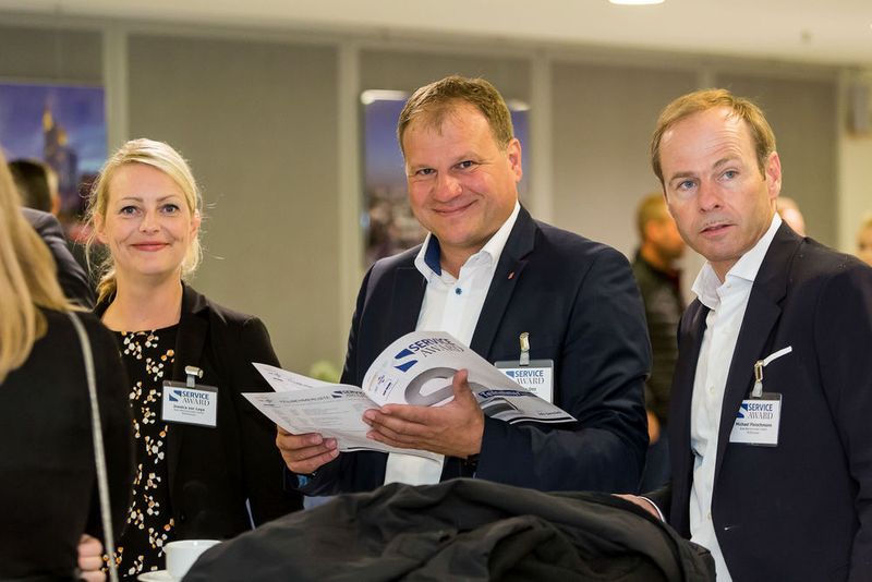 Jessica zur Loye, Bernhard Öttl und Michael Fleischmann (von li.) vom Autohaus Bierschneider hingegen strahlen schon vor der Preisverleihung.  (Stefan Bausewein)