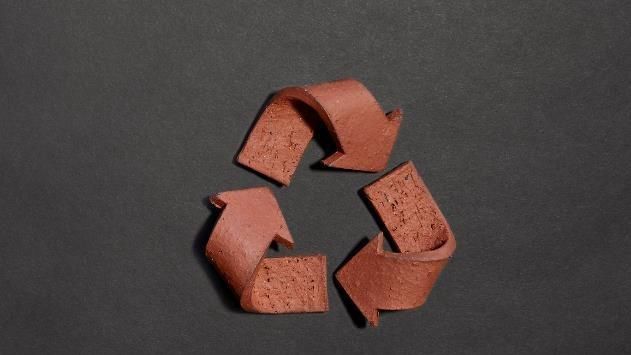 Einen Beitrag zum zirkulären Bauen leistet GIMA mit dem Recycling-Klinker, der aus Klinkerbruch, überzähligen Klinkern oder sortenrein rückgebauten Klinkersteinen bestehen kann. Darüber hinaus können auch externe Sekundärrohstoffe verarbeitet werden.(Bild:  Alexander Bernhard)