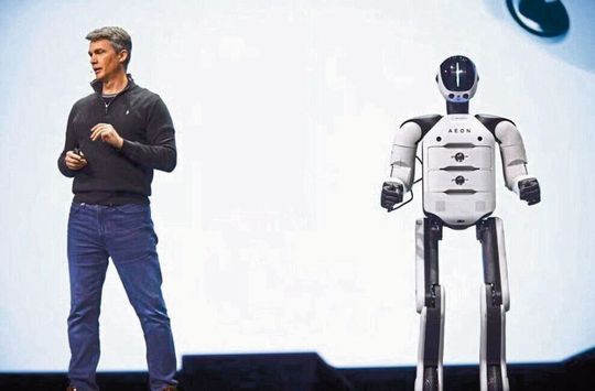 Humanoide für die Industrie: Hexagon-CEO Arnaud Robert präsentiert den neuen Aeon.(Bild:  Hexagon Robotics)