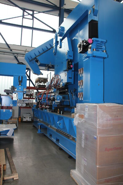 Bereits 1997 hat Kinkele Spiralrohrmaschinen gebaut. Alle blauen Konstruktionsteile sind von Kinkele. Der Auftragsfertiger wäre in der Lage binnen 6 Monate so eine komplette Anlage herzustellen, vorausgesetzt der Kunde hat bereits alles wie beispielsweise Zeichnungen soweit fertig. (Bild: Sonnenberg)