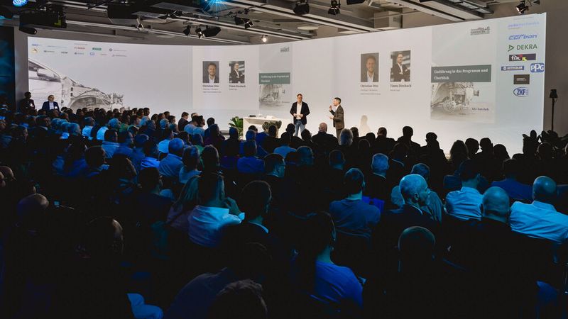 „The Curve“, der größte Raum des Vogel Convention Centers, reichte nicht aus, um alle Teilnehmer aufzunehmen. Deshalb wurden die Vorträge und Außenschalten auch in mehrere Nebenräume übertragen. (Bild: Stefan Bausewein)
