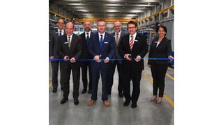 Geschäftsführer Robert Eimer, Vorstandssprecher Erwin Doll, Vorstandsmitglied Andrea Rocca, Werkleiter Karl-Heinz Blöth, Vorstandsmitglied Steffen Rowold, Bürgermeister Thomas Falter und Geschäftsführerin Evelyn Thome (von links) durchschnitten das Band zur Eröffnung der neuen Produktionshalle der Firma Röchling Automotive in Wackersdorf. (Röchling)
