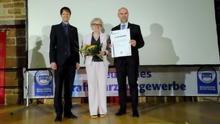 Walburga Simon von der Innung Südthüringen wurde im Beisein von Obermeister Dominic  Eisenbeiser (l.) von Mike Kämmer, Präsident der Handwerkskammer Südthüringen, mit der Goldenen Ehrennadel ausgezeichnet. (Bild: Zietz – VCG)