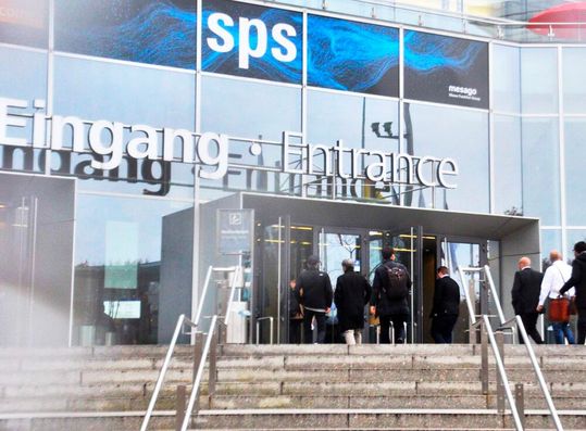 Letztes Jahr im November fand nach coronabedingter Zwangspause zum ersten Mal wieder eine SPS in Nürnberg statt. Wie der Veranstalter Mesago jetzt verkünden darf, ist der Restart der Automatisierungsleitmesse sehr gut geglückt. Hier mehr dazu ...(Bild:  Mesago Messse Frankfurt)