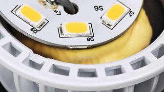 Wärmemanagement bei der LED: Für Entwickler gibt es unterschiedliche Materialien, um überschüssige Wärme aus dem Leuchtensystem abzuleiten. (Henkel)