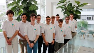 Zehn der 13 qualifizierten Bühler-Lernenden für die IndustrySkills 2023 (drei Lernende konnten beim Fototermin leider nicht dabei sein). (Bild: Bühler AG)