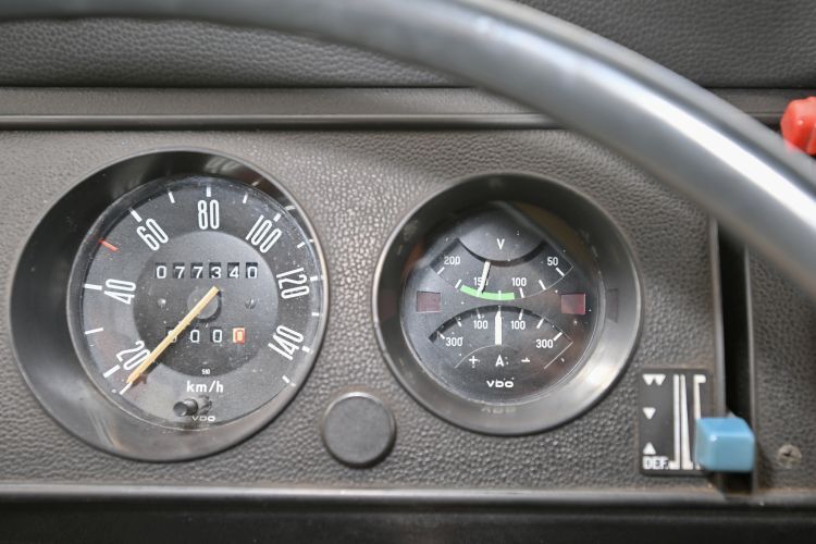 Statt einer Zeituhr beherbergt das Kombiinstrument eine spezifische Volt- und Ampere-Anzeige zur Überwachung des E-Antriebs.  (Bild: Volkswagen AG)