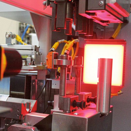 Die Kamera nimmt im Gegenlicht ein Bild vom rechten Rand der Rohlinge auf und gleicht die so erfassten Masse der Kanten softwareseitig mit den Soll-Vorgaben des vorher gewählten Fräsprogrammes ab. Die Kamera nimmt im Gegenlicht ein Bild vom rechten Rand der Rohlinge auf und gleicht die so erfassten Masse der Kanten softwareseitig mit den Soll-Vorgaben des vorher gewählten Fräsprogrammes ab.