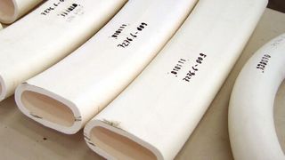 Der übliche Stahlmantel wird bei dieser Version der keramischen Rohrbögen durch eine GFK-Wicklung ersetzt. (Bild: Cera System)