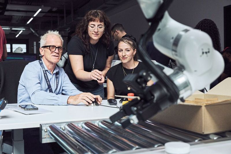 In der Robots Academy von Agile Robots: Der Greifer wird mit einem 6-DoF-Controller bedient und trainiert. (Bild: Agile Robots)