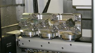 Bild 1: Vertikale Drei-Achs-Fräszentren mit aufgesetzter vierter oder fünfter Achse sind im Vergleich zu komplexen Fünf-Achs-Zentren in vielen Fällen flexibler, effizienter in der Produktion und kostengünstiger in der Anschaffung.  (Bild: PL Lehmann)