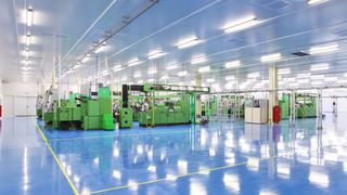 In großen Fertigungshallen gestaltet sich der Umstieg auf zeitgemäße Leuchtmittel durchaus aufwendig. Die Energieagentur NRW hat eine Lösung entwickelt. (©Vladimir Melnik - stock.adobe.com)