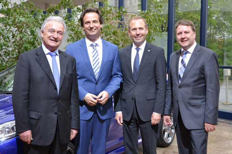Von links: Volker Reichstein, Präsident des Ford-Partnerverbands, Wolfgang Booms, Geschäftsführer Marketing und Vertrieb der Kölner Ford Werke, Philip Pfohe, Präsident des europäischen Ford-Partnerverbands und Johann Gesthuysen, Geschäftsführer des Ford-Partnerverbands, signalisierten Geschlossenheit. (Foto: Mauritz)