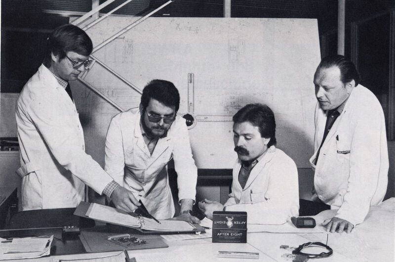 Gerhard Schubert (rechts) entwickelte mit seinem Team den „After-Eight-Füller“. (Schubert Verpackungsmaschinen)