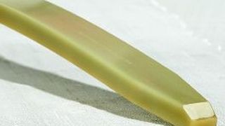 Aus der Zusammenarbeit von Henkel und Benteler-SGL resultierte die Serienproduktion von leichten Blattfedern auf Basis einer Polyurethan-Matrix im RTM-Verfahren (Resin Transfer Moulding). (Bild: Henkel)