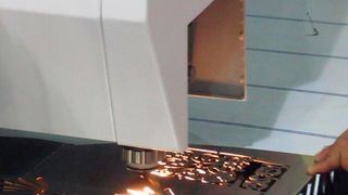 So offen darf mit einem Materialbearbeitungslaser – auch mit Schutzbrille – niemals gearbeitet werden, da hier Unfälle mit schwersten Verletzungen vorprogrammiert sind. (blz)