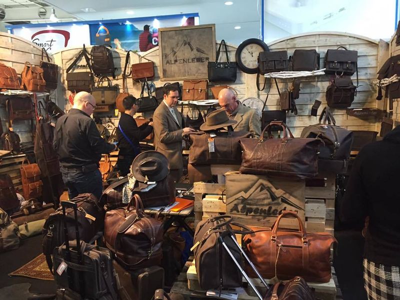 Wer sagt, dass nur  Frauen Taschen kaufen? Auf der Cebit kann „Mann“ das.  (IT-BUSINESS)