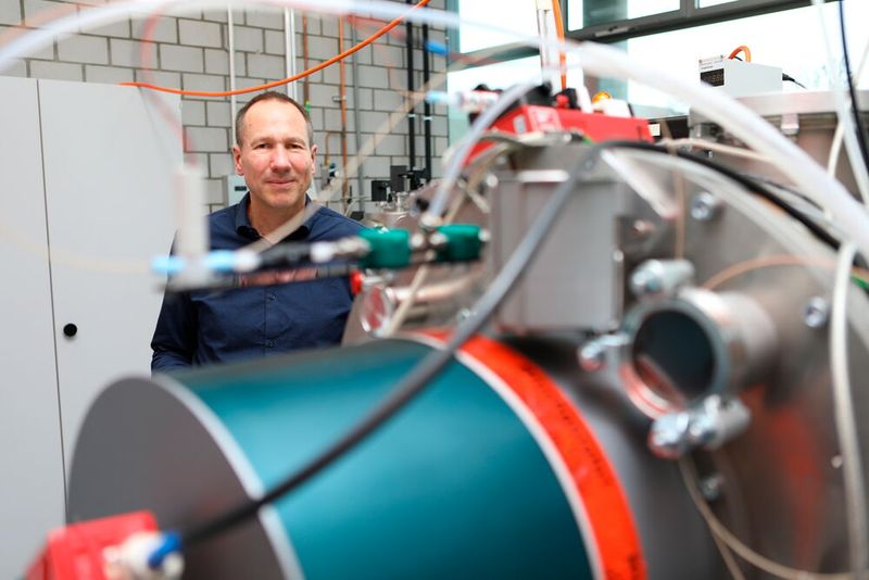 Thanks to plasma technology, organosilicon compounds have been successfully used to produce water-repellent textiles.  (Source: Empa)