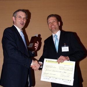 Geteilter 2. Platz beim Maintainer 2008: Rainer Walter (r.), Leiter Instandhaltung Bearbeitung KS Aluminium Technologie, mit Gastgeber Thomas Cook. Bild: Frank Fladerer