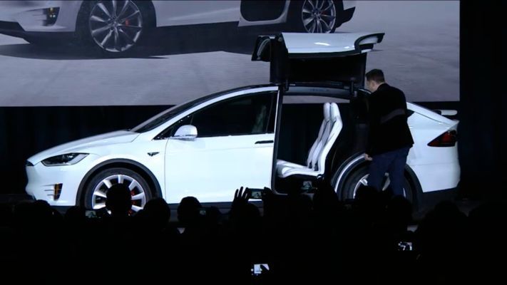 Deshalb haben wir mit den Falkentüren eine Öffnung geschaffen, die so groß ist, dass man auch noch in die dritte Sitzreihe kommt, auch wenn Kinder in der zweiten Reihe sitzen.  (Tesla)