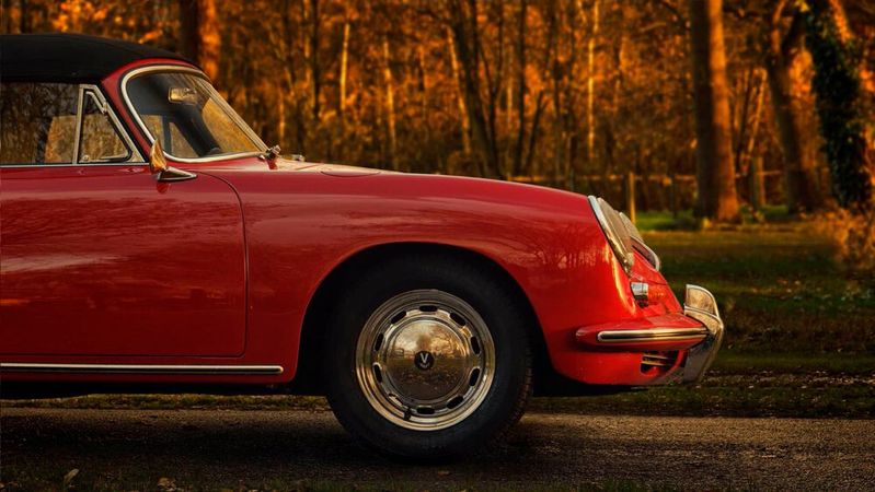 Vredestein macht Oldtimerbesitzern, die auch im Winter fahren, ein Angebot: Statt auf Winterreifen können sie auf ihr Schätzchen nun auch Ganzjahresreifen im klassischen Look ziehen.(Bild:  Apollo Vredestein)