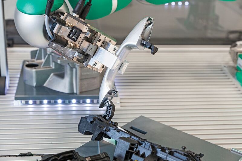 Mithilfe der Software „pitasc“ können Roboter anspruchsvolle Fügeprozesse ausführen und sich einfacher für neue Aufgaben umprogrammieren lassen. (Fraunhofer-IPA/Rainer Bez)
