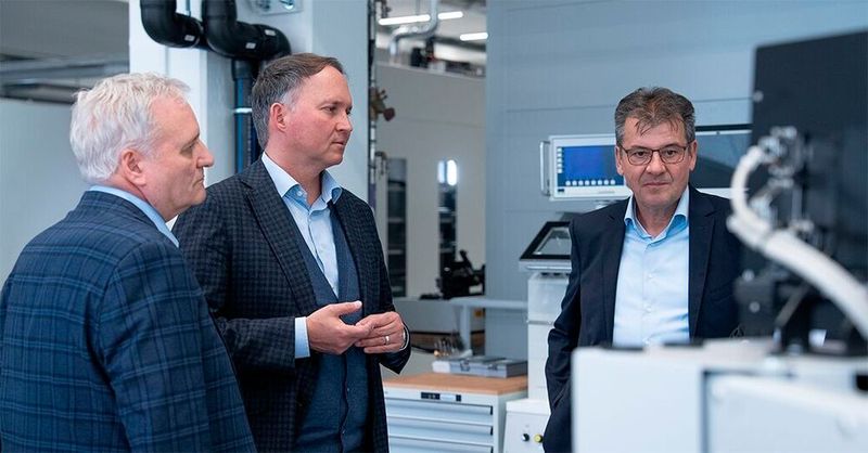 Beat Aeschlimann, Simon Michel und Frank Mengis (v. l. n. r.) im neuen Werkzeugbau. (Bild: Ypsomed)