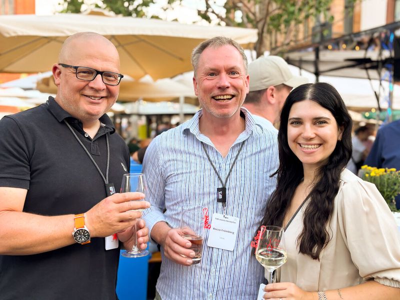 Rocco Frömberg (Mitte, TIM) mit Martin Gibbons und Regina Bawab von Wasabi (Bild: TIM AG)