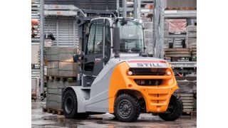 Durch die äusserst kompakte Bauform lässt sich der RX 70-60 auch auf engstem Raum sicher und präzise navigieren. (Bild: Still AG)