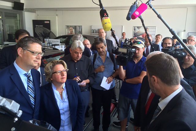 Der Besuch bei Autoschmitt in Frankfurt/Main, einem Betrieb des ZDK-Präsidenten, sorgte für überregionales Medieninteresse. (Bild: Baeuchle / »kfz-betrieb«)