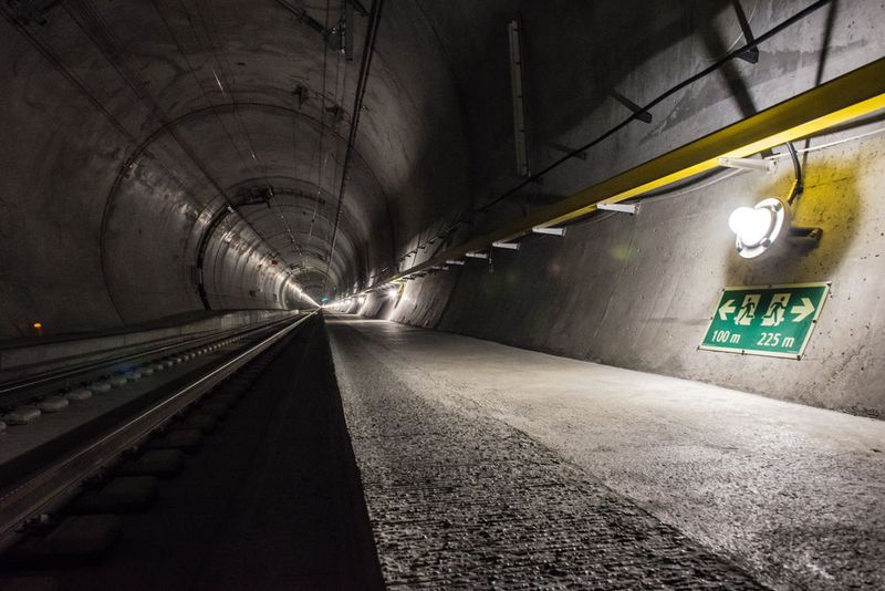 Nach über 20 Jahren Planungs- und Bauzeit wird in der Schweiz die Fertigstellung des Gotthard-Basistunnels gefeiert – der längste Eisenbahntunnels der Welt. Jede Menge Technik sorgt für einen reibungslosen Schienenverkehr. So wird beispielsweise Messtechnik von Endress + Hauser für die Tunnel-Entwässerung eingesetzt. (AlpTransit Gotthard AG)