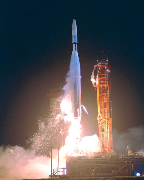 Start der Atlas Agena-5 Trägerrakete mit der Venussonder Mariner 1 an Bord. Weniger als 5 Minuten nach dem Start verlor die NASA den Kontakt zum Leitsystem der Sonde. Ein fehlender Bindestrich im Softwarecode wurde später als Ursache für das Scheitern der über 18 Millionen US-$ teuren Mission ausgemacht. (gemeinfrei)