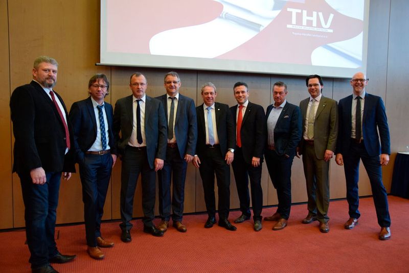 Der  neue, neunköpfige THV-Vorstand (v.li):  Guido Rosenheinrich (Kooptiertes Vorstandsmitglied /Autohaus Rosenheinrich), Roland Brucker (Vorstand Kundenservice/ Autohaus Brucker), Ulf Pfeiffer (Vorstand Finanz/ DIT), Patrick Duymel (Vorstand Vertrieb/ Autohaus Stoltmann), Frank Levy (Präsident/ Auto Levy), Alexander Nix (Vizepräsident/ Autohaus Nix), Andreas Stege (Vorstand Lexus/ Lexus Forum Osnabrück/ Auto Weller), Matthias Muermann (Vorstand Händlernetzentwicklung & EDV/ Autohaus Muermann), Carsten Schulz (Vorstand Marketing/ Autohaus S+K GmbH) (THV)