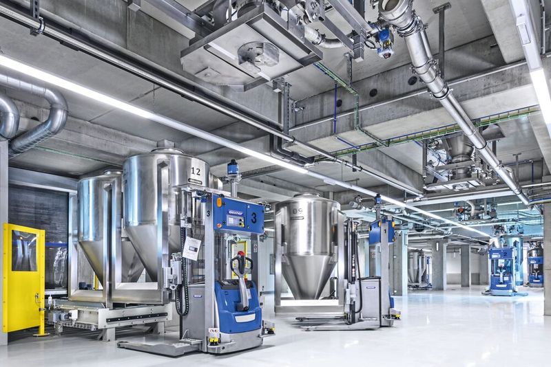 Mit Containern und fahrerlosen Transportsystemen (FTS) werden die Rohstoffe bei Waagen und Handaufgabestationen abgesammelt. (Bild: Daxner)