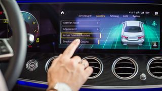 Assistenzsysteme machen Autofahren zwar sicherer, sorgen aber nicht automatisch für sinkende Kosten bei der Autoversicherung. Das ergab eine Studie des GDV. (Promotor)