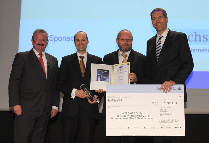 Der mit 5000 Euro dotierte, durch die Sachsenbank Leipzig gesponserte Intec-Preis für Unternehmen mit mehr als 100 Mitarbeitern ging 2011 an das Dresdner Unternehmen Mikromat. Im Bild (2 v.r.) Geschäftsführer Dipl.-Ing. Thomas Warnatsch bei der Preisverleihung.  (Bild: Leipziger Messe)