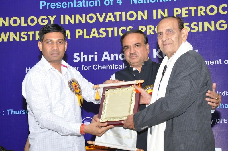 Mr. Niranjan C Dave receiving the award at The Award Function (Picture: Chrysolite)