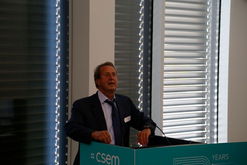 Conférence de Daniel Borel, cofondateur de Logitech lors de la célébration au CSEM des 50 ans de la première montre bracelet électronique.  (JR Gonthier)