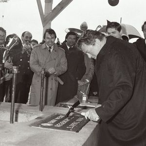 Grundsteinlegung am 02. April 1984 mit dem damaligen bayerischen Ministerpräsidenten Franz-Josef Strauß.(Bild:  BMW)