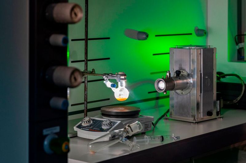 Das neu entwickelte Nanomaterial „Nanozym“ soll aus Kohlendioxid, Wasser und Licht Synthesegas produzieren können.(Bild:  Astrid Eckert - TUM)