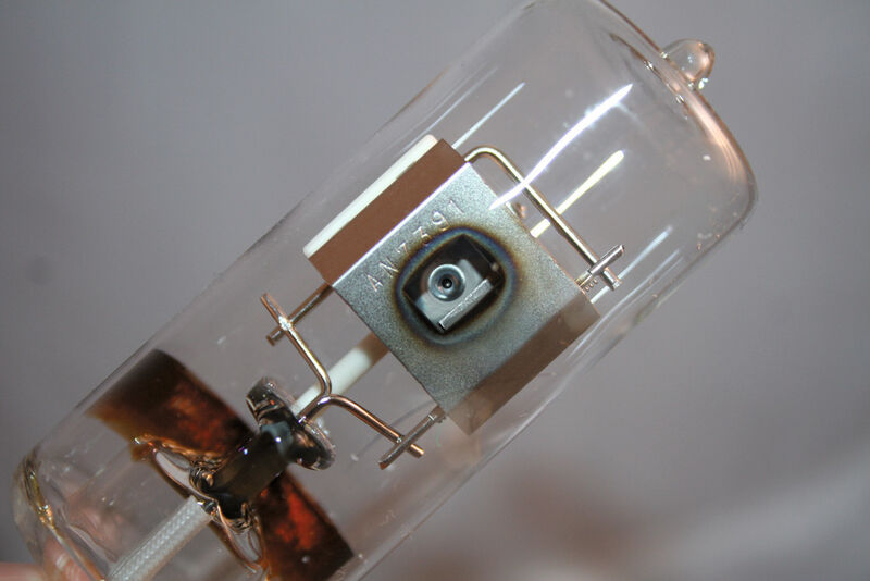 Abb.2: Deuteriumlampe mit deutlich erkennbarem „Abbrand“ (Bild: Techlab)