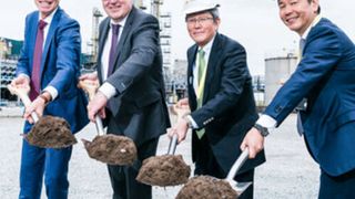 (L-R): Tom Duzijn, vice president and general manager, Fluor Corporation; Peter des Forges, managing director, Mitsubishi Chemical UK; Hitoshi Sasaki, executive vice president, Mitsubishi Chemical Group; and Manabu Nagano, Mitsubishi Chemical Group. (Source: Business Wire)