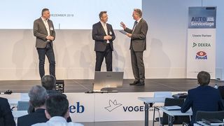 Angeregte Diskussionen zwischen Teilnehmern, Referenten und Ausstellern kennzeichnen die Autoservicetage. (»kfz-betrieb«/Rainer Wengel)