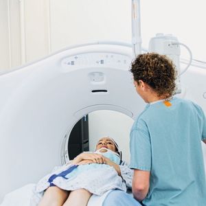 In der Medizintechnik werden Hochspannungskondensatoren unter anderem in Computertomographen, Röntgengeräten oder Kernspintomographen verwendet.