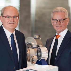 Das für den Deutschen Zukunftspreis 2018 nominierte Erfinderteam des Galaxie-Antriebssystems, Dipl.-Ing. (FH) Thomas Bayer und Dr.-Ing. E.h. Manfred Wittenstein (v.l.).