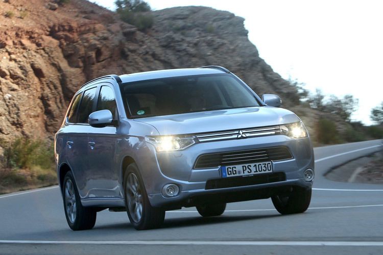 Zusätzlich gibt es einen 2,0-Liter-Benziner mit 89 kW/121 PS, der ganz klassisch vorne unter der Motorhaube sitzt. (Foto: Mitsubishi)