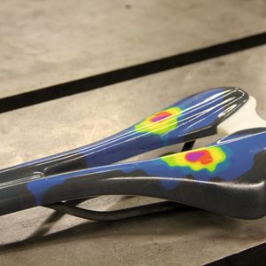 Dieses farbige Modell zeigt einen Fahrradsattel mit seinen Finite-Elemente-Analysedatenin 3D.