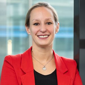 Sabrina Zellmer ist Universitätsprofessorin für Batterie- und Brennstoffzellen-Prozesstechnik an der TU Braunschweig und Stellvertretende Institutsleiterin und Abteilungsleiterin Nachhaltige Batterie- und Wasserstoffsysteme beim Fraunhofer-Institut für Schicht- und Oberflächentechnik IST.(Bild:  Fraunhofer IST)