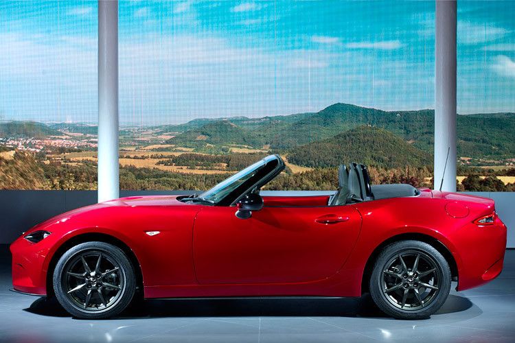 Im Sinne eines Roadsters soll die Fahrt mit offenem Verdeck und heruntergelassenen Fenstern für Aufsehen sorgen. Im Vergleich zur dritten Generation ... (Foto: Mazda)