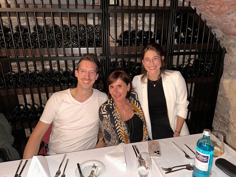 Mit (v. l.) Timm Birkner (Thies for Work), Birgit Diermann und Helena Goletz (iiyama) als Tischnachbarn, war es ein witziger Abend. (Bild: Vogel IT-Medien)